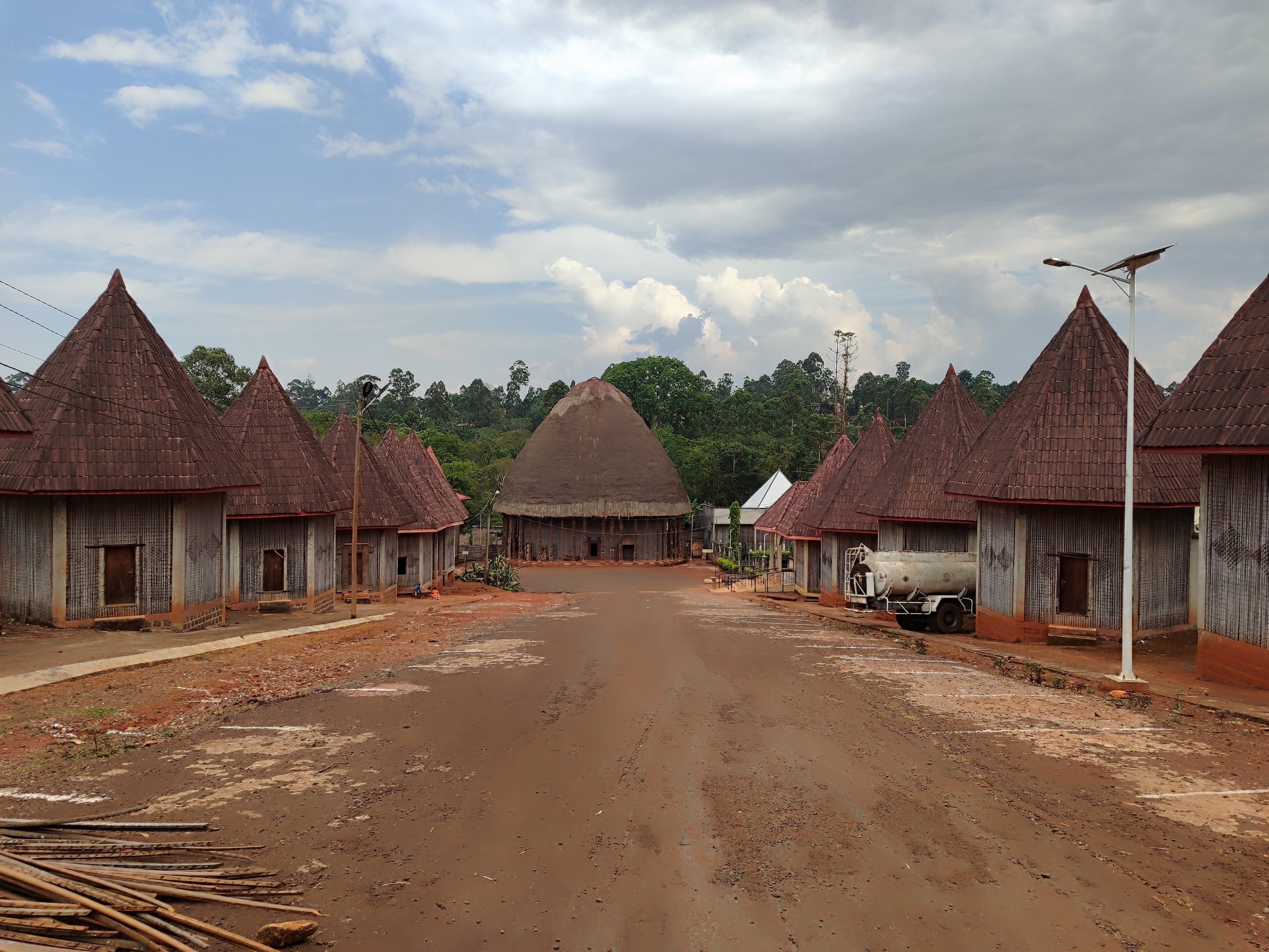 La_grande_Case_au_milieu_des_cases_des_femmes_à_la_chefferie_Bandjoun